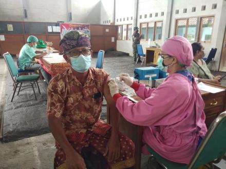 Pelaksanaan Vaksin Booster Untuk Perangkat  Desa dan Warga Masyarakat Desa Giri Emas 